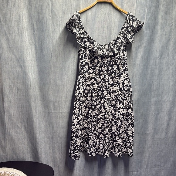 Old Navy Black and White Flutter Sleeve Mini Sundress size small - Picture 2 of 8